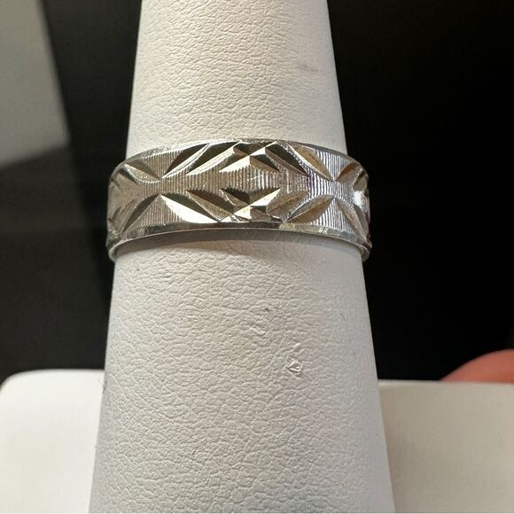 SALE! Diamond cut, sterling silver ring band! - Picture 1 of 6
